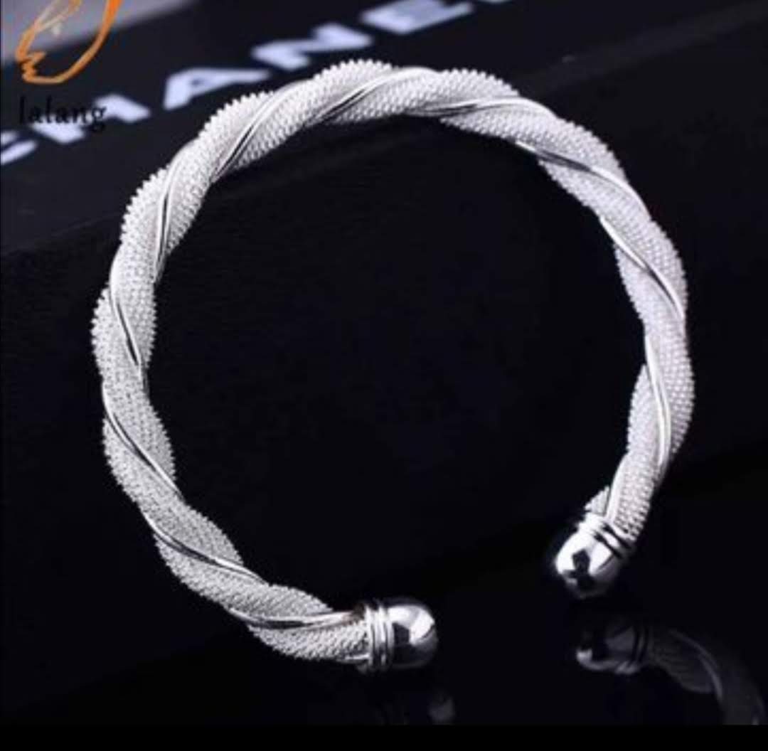 Náramek proplétaný stříbrným vláknem