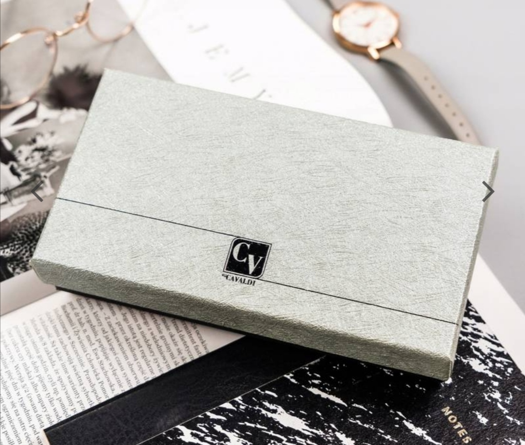 Prostorná dámská kožená lakovaná peněženka Cavaldi 