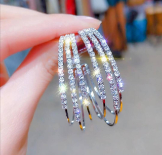 Krásné dámské kruhy zdobené kamínky