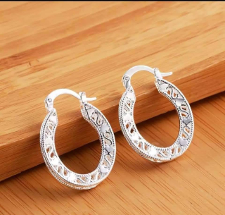 Módní  kroužky zdobené srdíčky a  esíčky