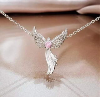 Řetízek s přívěskem anděla a křišťálovým srdcem