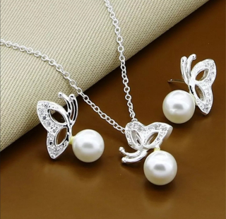 Jemná sada šperků s motýlky a perličkami 