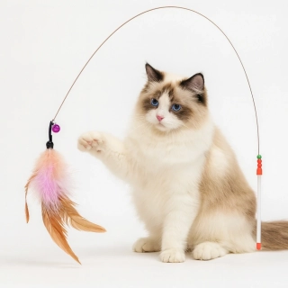 Interaktivní růžový prut s peřím a rolničkou