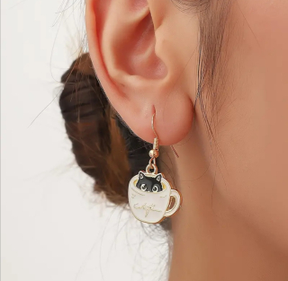 Jemné náušnice koťe v šálku kávy