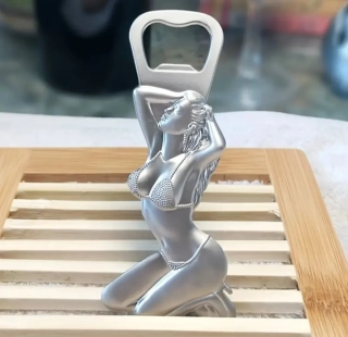Otvírák lahví sexy žena v plavkách s magnety