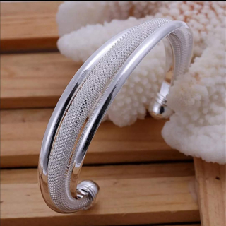 Krásný stylový náramek na ruku