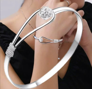 Velmi kásný decentní náramek 